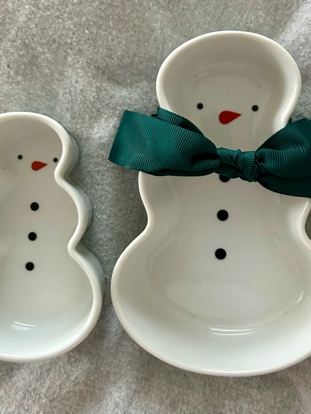 Crate&Barrel White Snowman Nesting Dishes with Green Bow